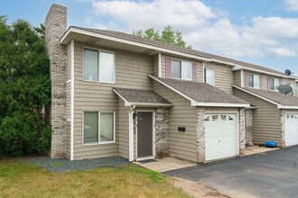 Lake Owasso Townhomes in Shoreview, MN - Building Photo - Building Photo