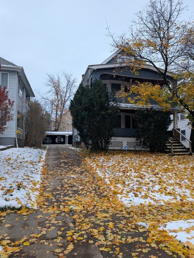 3160 Meadowbrook Blvd in Cleveland Heights, OH - Building Photo - Building Photo