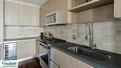 5280 Caroline St, Unit 2108.1408929 in Houston, TX - Building Photo - Building Photo
