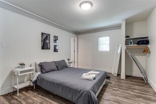 735 W 10th St in Dallas, TX - Building Photo