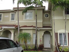 10763 NW 83rd Terrace in Doral, FL - Building Photo