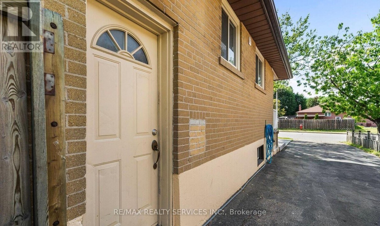 5 Avondale Blvd in Brampton, ON - Building Photo