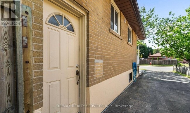 property at 5 Avondale Blvd