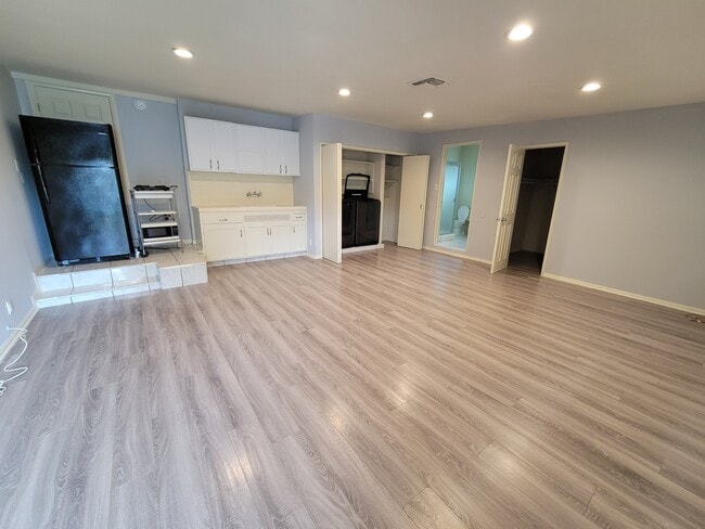7013 Louise Ave, Unit Single in Van Nuys, CA - Building Photo - Building Photo