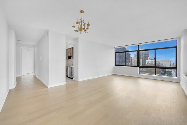 303 E 43rd St, Unit 27B in New York, NY - Foto de edificio - Building Photo