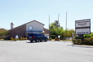 Towne East Village in Converse, TX - Foto de edificio - Building Photo