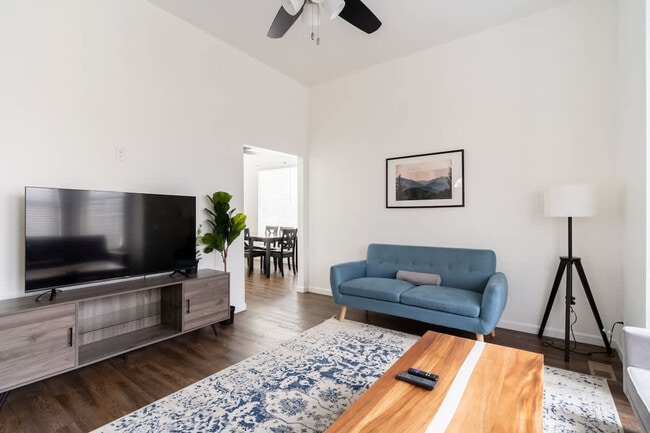 2334 SE 8th Ave in Portland, OR - Building Photo - Building Photo