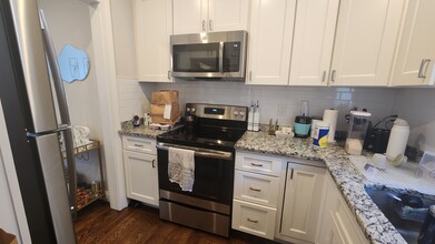 2009 Commonwealth Ave, Unit 6 in Boston, MA - Building Photo - Building Photo