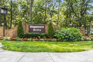 100 Glen Hollow Dr in Port Jefferson Station, NY - Building Photo