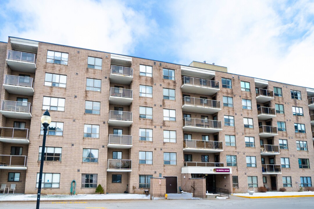 Lindsay and Parker Towers Apartments in Orangeville, ON - Building Photo