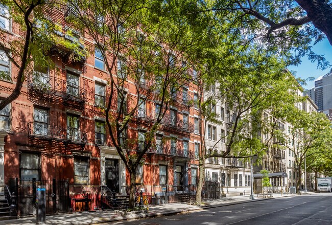 349 W 45th St in New York, NY - Foto de edificio - Building Photo