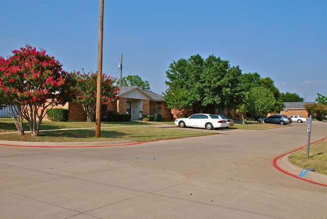 Gateway Village in Azle, TX - Foto de edificio - Building Photo