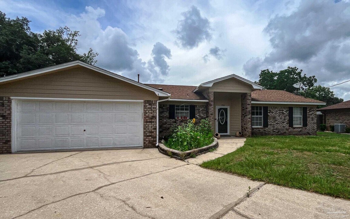 1304 Pine Hill Cir in Pensacola, FL - Building Photo