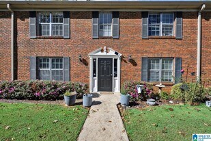 2060 Montreat Dr in Vestavia Hills, AL - Building Photo