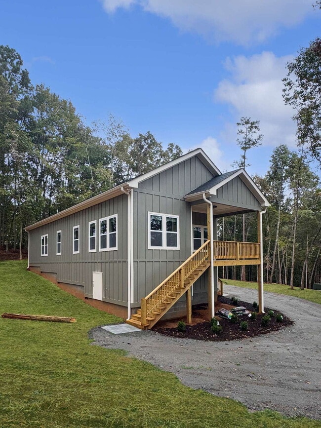 3853 Honeysuckle Rd in Gainesville, GA - Building Photo - Building Photo