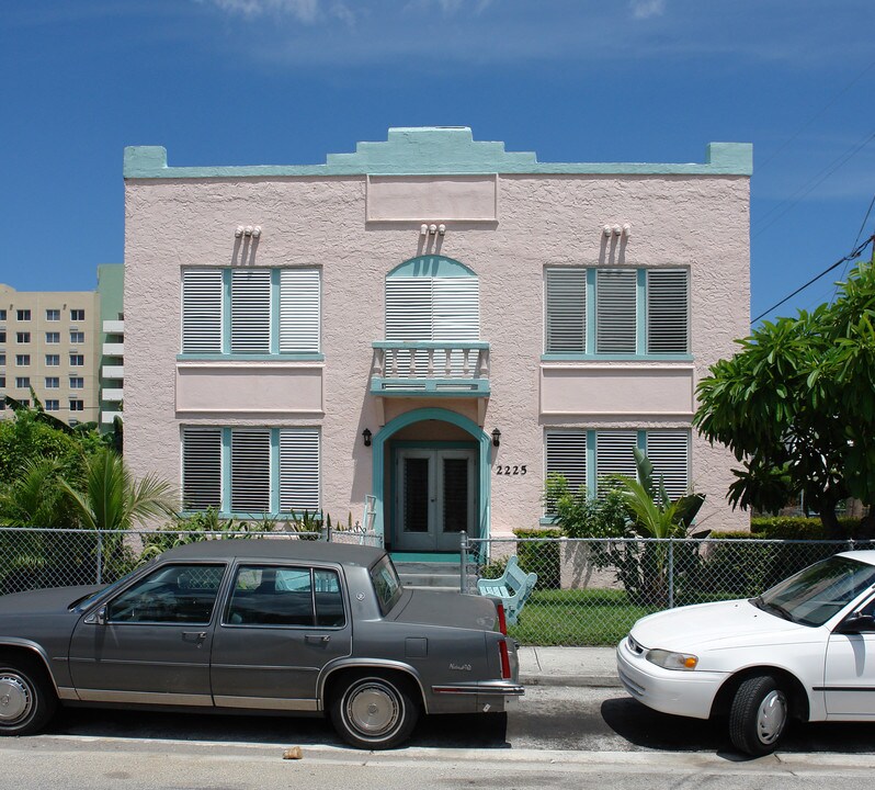 2225 SW 9th St in Miami, FL - Building Photo