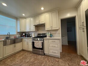 14735 Bassett St in Los Angeles, CA - Building Photo - Building Photo