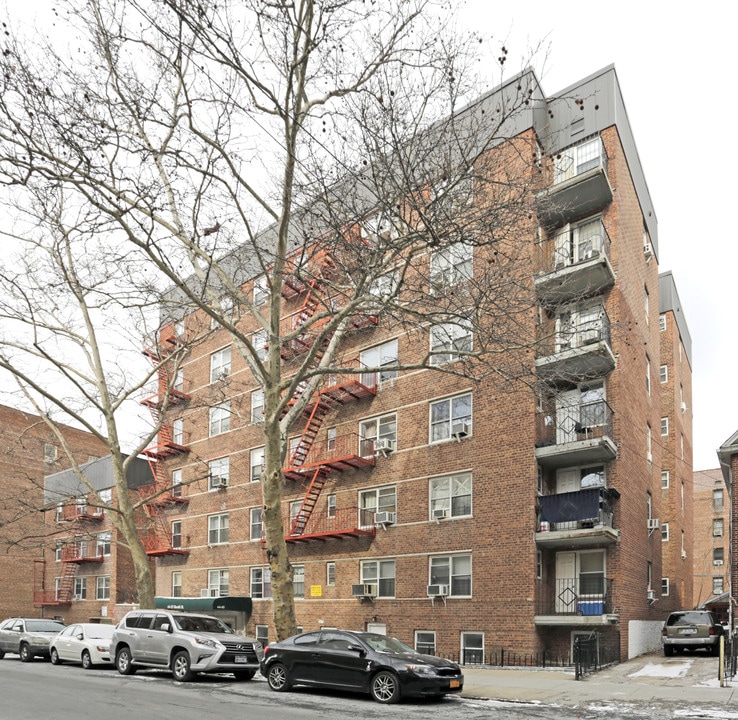 64-85 Booth St in Flushing, NY - Foto de edificio