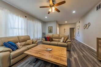 1212 N Main St in Elgin, TX - Building Photo - Building Photo