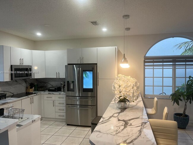 15271 NW 6th Ct in Pembroke Pines, FL - Foto de edificio - Building Photo