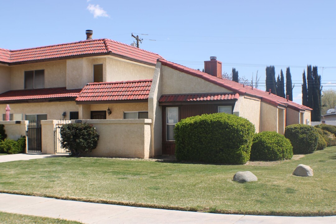 2111 El Domingo Cir in Lancaster, CA - Foto de edificio