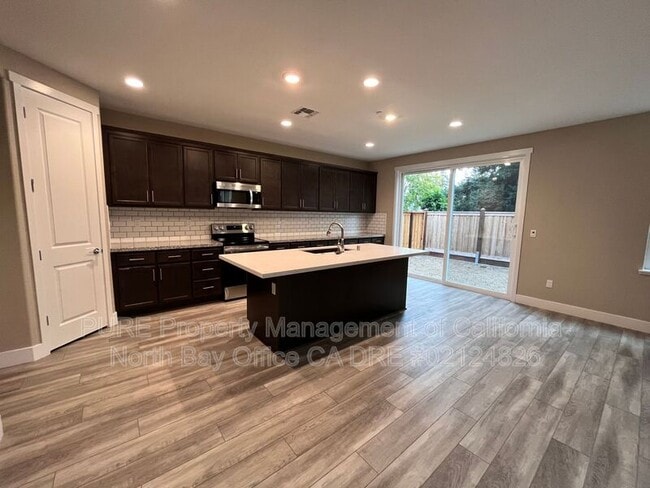 1236 Del Rancho Way in Petaluma, CA - Building Photo - Building Photo