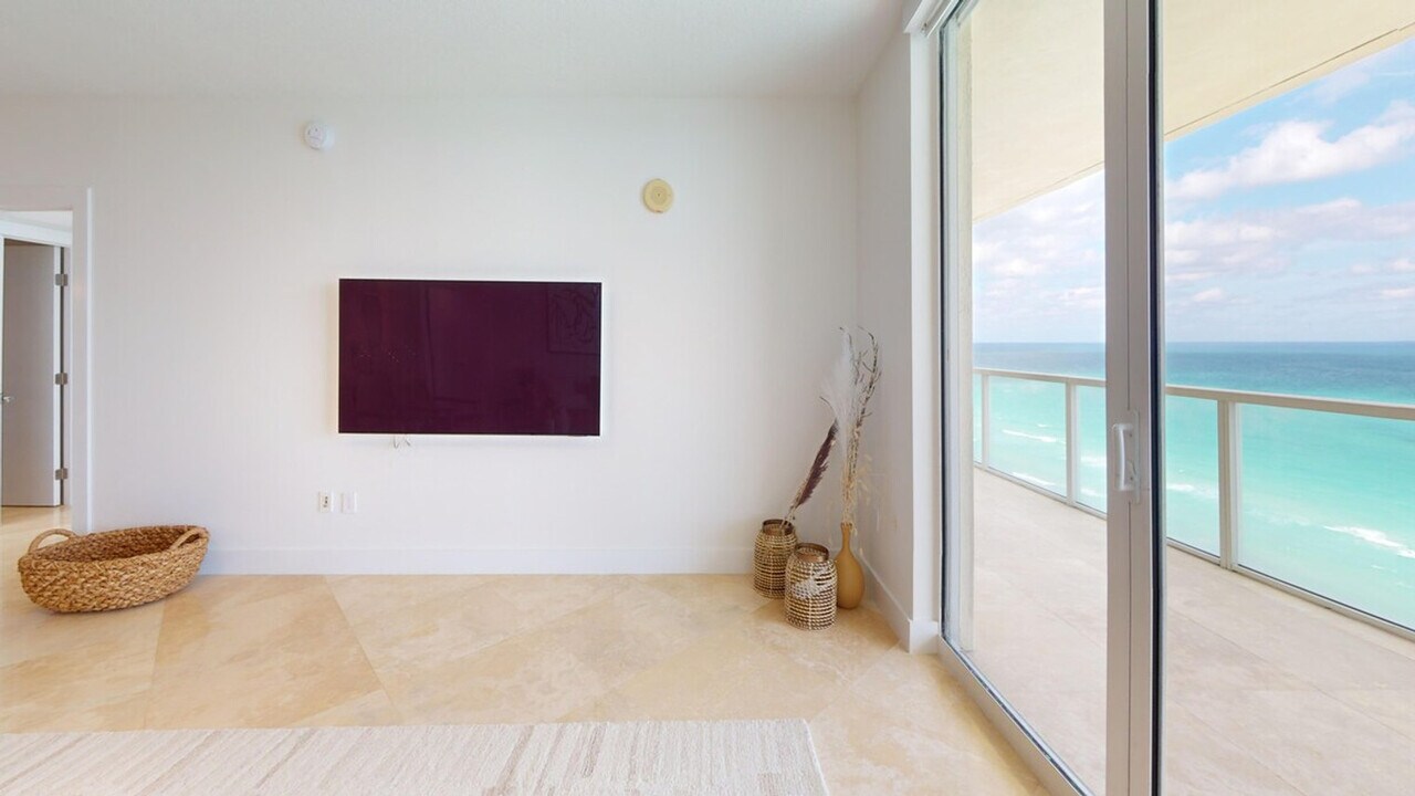 16711 Collins Ave in North Miami Beach, FL - Building Photo