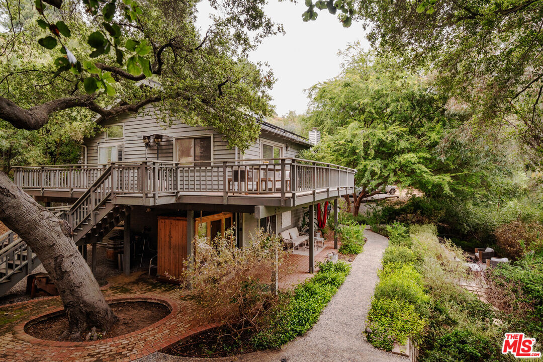 22760 Chamera Ln in Topanga, CA - Building Photo