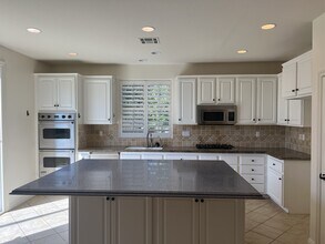 5210 Village Green Ln in Bakersfield, CA - Building Photo - Building Photo