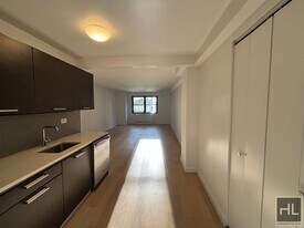 East 39th Street, Unit 13D in New York, NY - Building Photo