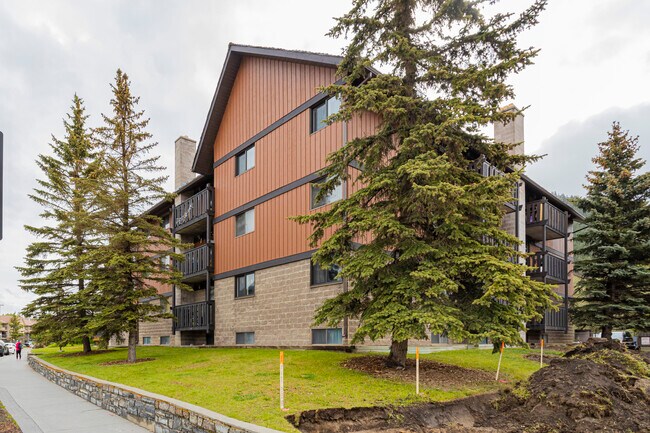 404 Banff Av in Banff, AB - Building Photo - Building Photo