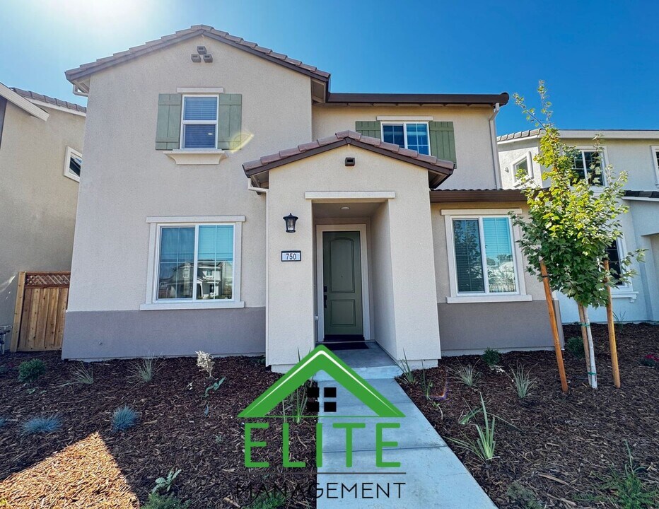 750 Salt River Ln in West Sacramento, CA - Building Photo