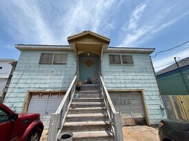 2214 Avenue O 1/2 in Galveston, TX - Building Photo