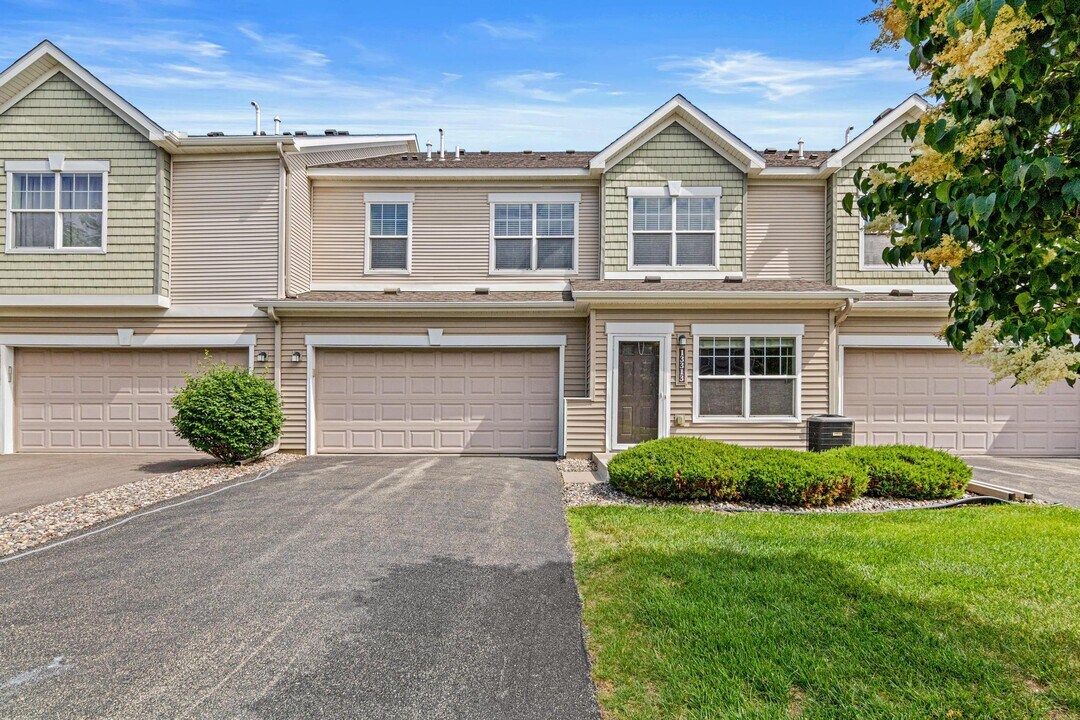 13313 Virginia Ave S in Savage, MN - Foto de edificio