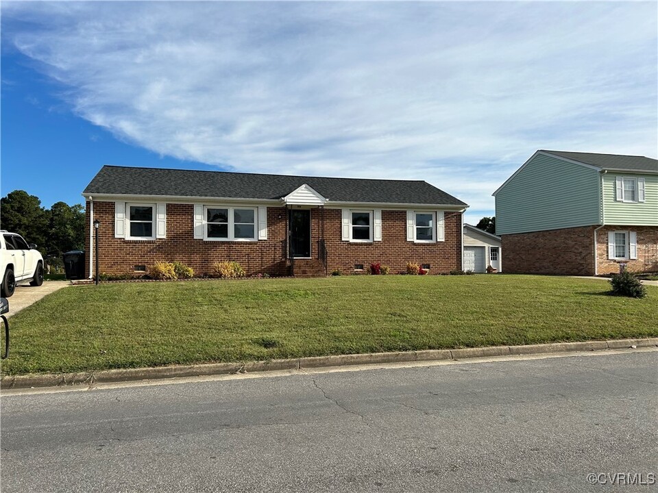 1112 Pleasant Dale Ave in Colonial Heights, VA - Building Photo