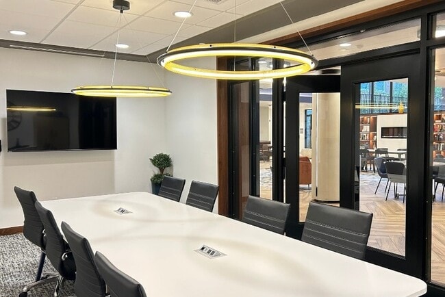 One Park Apartments in West Hartford, CT - Building Photo - Building Photo