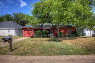 620 Harrison Ln in Hurst, TX - Building Photo