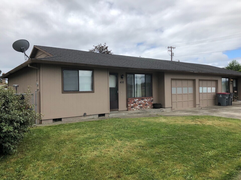410-416 SE Debbie St in McMinnville, OR - Building Photo
