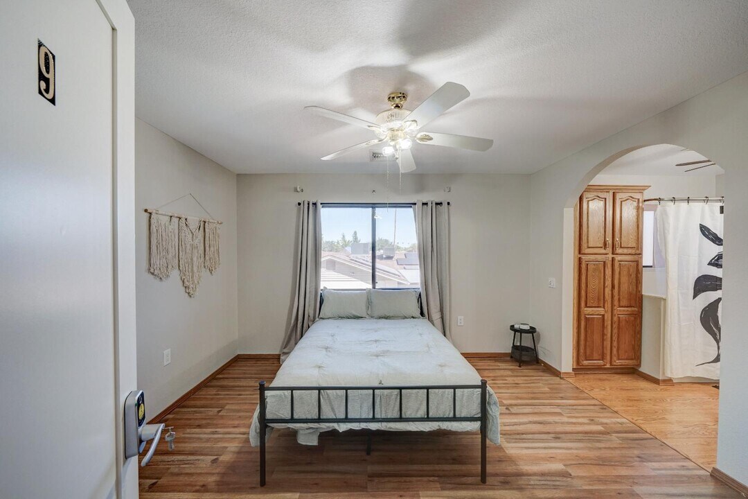 5124 W Harmont Dr in Glendale, AZ - Foto de edificio