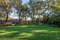 1300 Shiloh Crest in Santa Rosa, CA - Foto de edificio - Building Photo