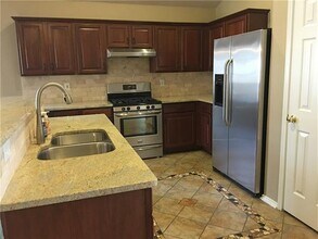 6740 Red Rock Trail in Watauga, TX - Foto de edificio - Building Photo