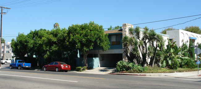 4405 Ventura Canyon Ave in Sherman Oaks, CA - Building Photo - Building Photo