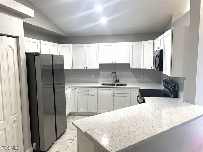 1017 Andalusia Blvd in Cape Coral, FL - Foto de edificio - Building Photo