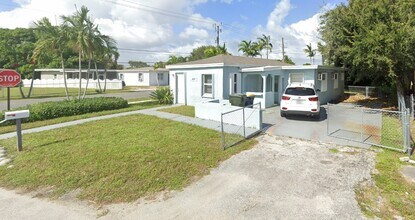 417 SW 7th Ter in Dania Beach, FL - Foto de edificio - Building Photo