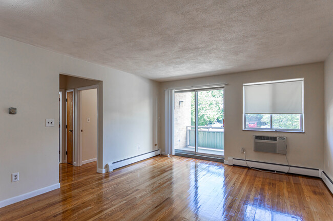 9 Carol Cir in West Roxbury, MA - Foto de edificio - Interior Photo