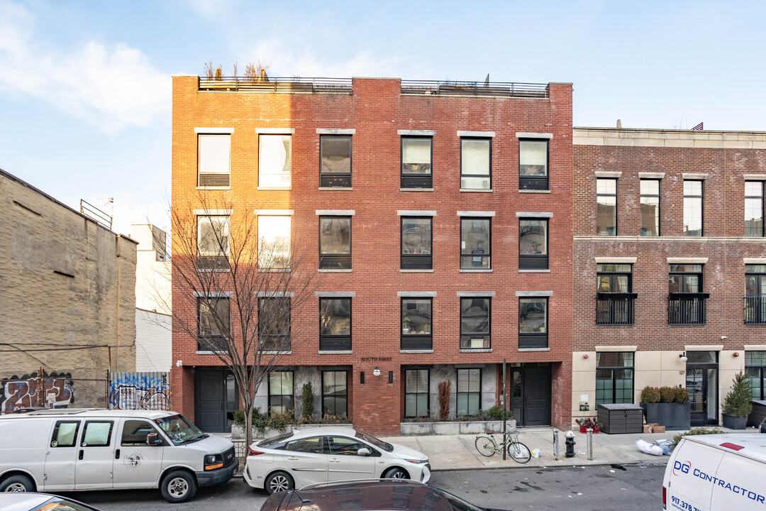 123-125 S 1st St in Brooklyn, NY - Building Photo