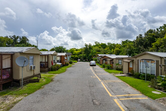 15992 W Colonial Dr in Oakland, FL - Building Photo - Building Photo