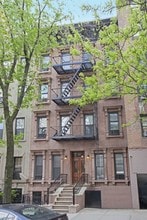 212 E 70th St in New York, NY - Foto de edificio - Building Photo