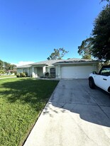 2173 Grandview Dr in North Port, FL - Building Photo