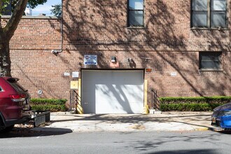 9902 3rd Ave in Brooklyn, NY - Foto de edificio - Building Photo